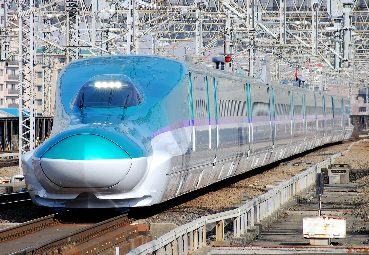 月台上的綠色北海道新幹線 Hayabusa（E5/H5 系）