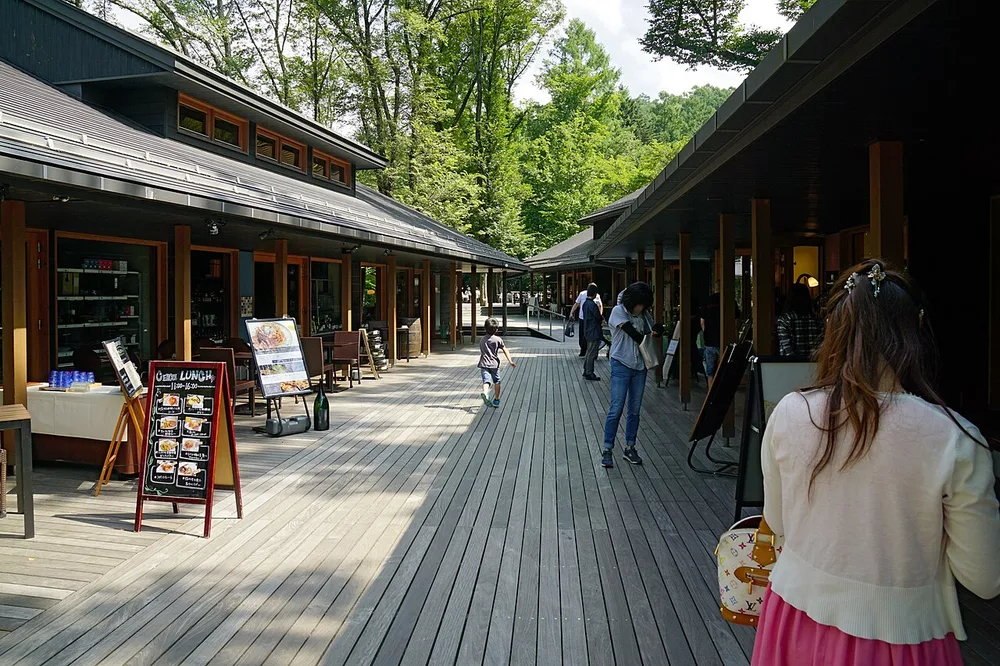 Terrasse en bois au bord de la rivière à Harunire Terrace, Karuizawa