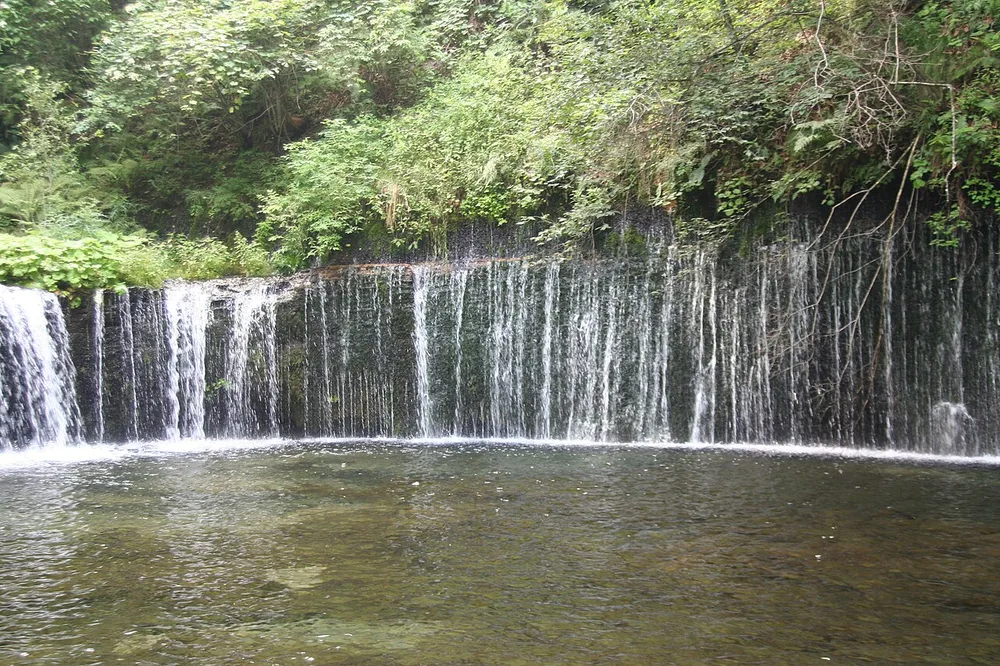 Les chutes de Shiraito à Karuizawa — un rideau d'eau frais et brumeux