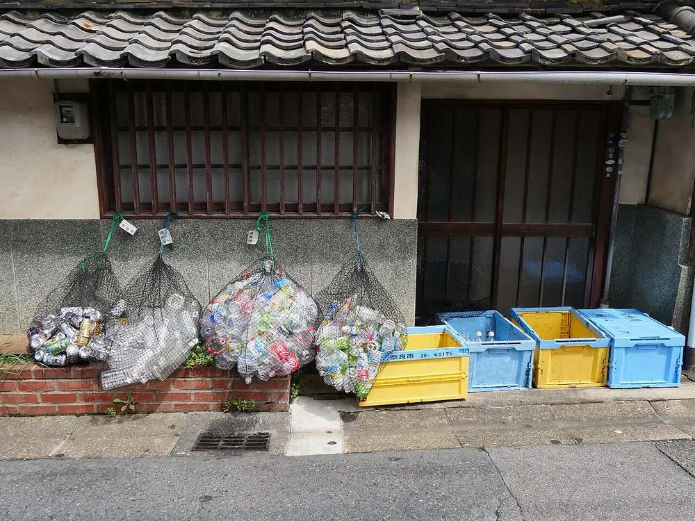 日本住宅區的垃圾集積所，分類好的垃圾袋