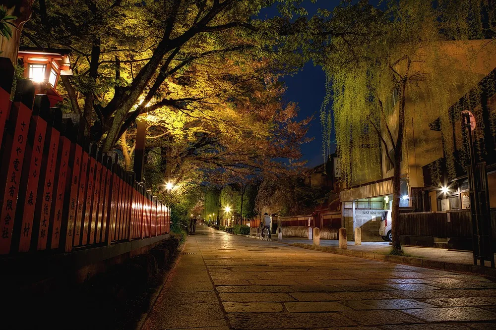 Une ruelle pavée calme et éclairée de lanternes à Gion, Kyoto, le soir