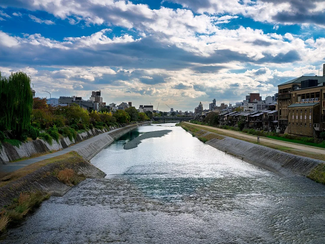 Les berges paisibles de la rivière Kamo à Kyoto sous un ciel bleu