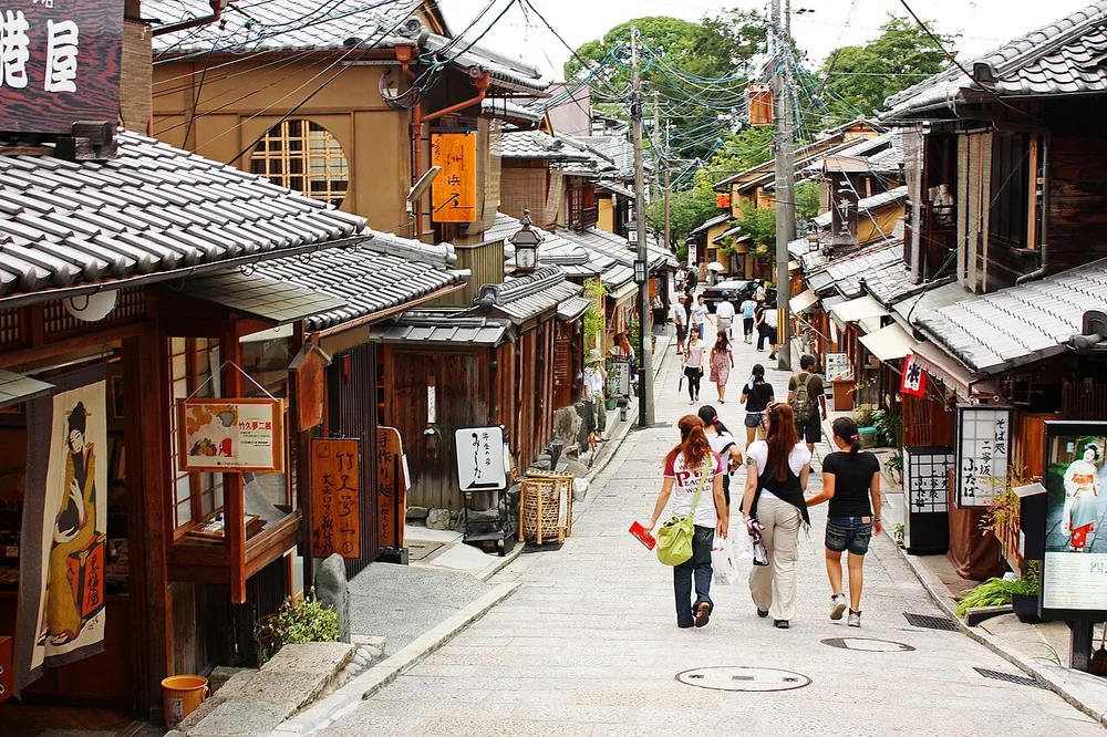 東山兩旁是傳統商店的石階小路・產寧坂（三年坂）