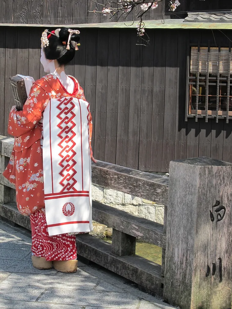 Une visiteuse en costume de maiko loué près du canal Shirakawa et du pont Tatsumi à Gion, Kyoto