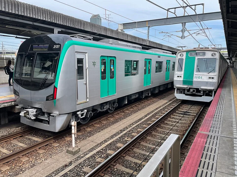 京都市營地下鐵 烏丸線列車停靠月台