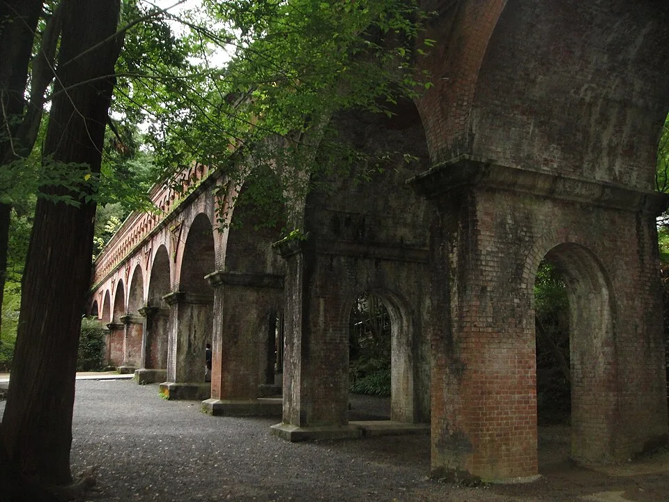 L'aqueduc historique en briques rouges (Suirokaku) de Nanzenji à Higashiyama, Kyoto