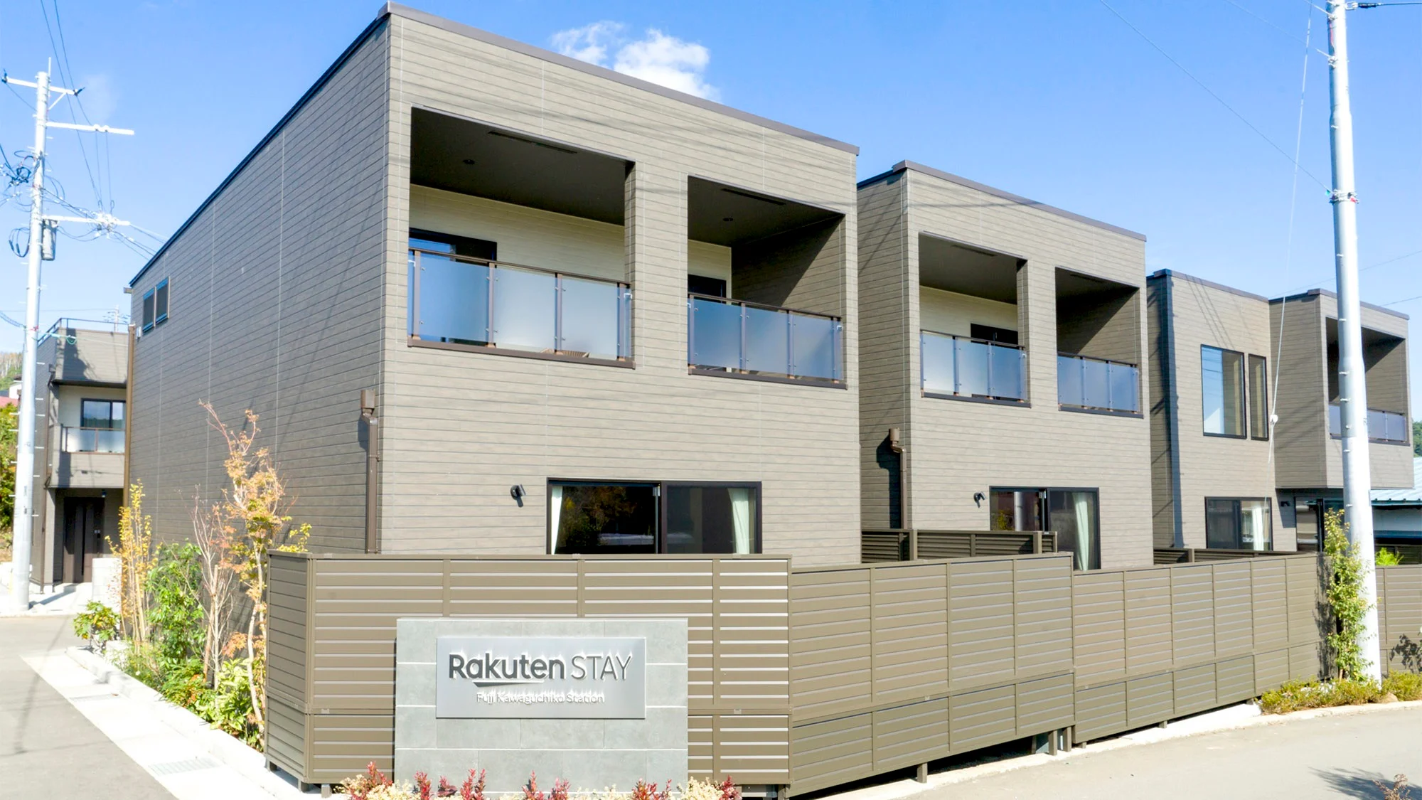 The exterior of Rakuten STAY Fuji Kawaguchiko Station: two-storey units in a row, each with its own balcony (photo supplied by Rakuten Travel)