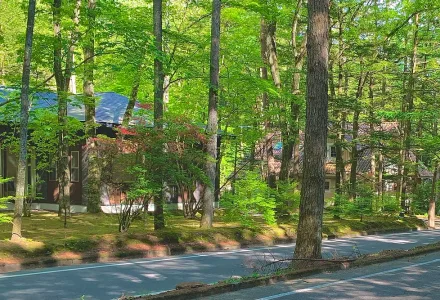 A whole-house villa among the trees in Karuizawa